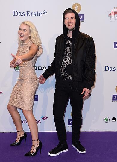 Die Musiker Alan Walker und Zara Larsson.