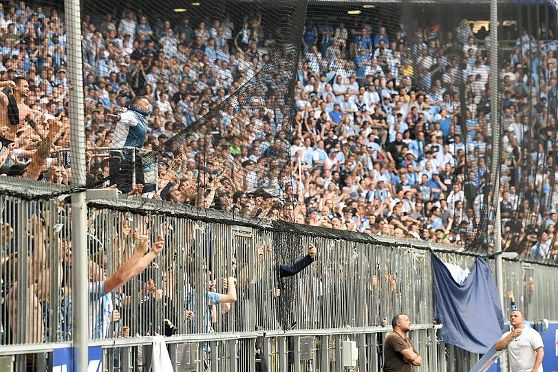 Zehn Minuten vor Ende rasten einig Löwen-Fans komplett aus. Es fliegen Sitzschalen und Metallstangen aufs Spielfeld.
