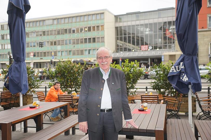 Fritz Wickenhäuser vor seiner Münchner Stubn an der Bayerstraße. Einen großen Umsatzeinbruch befürchtet er derzeit nicht.