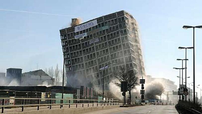 Turm fällt: 15.000 Schaulustige jubeln 2008 an der Tela.