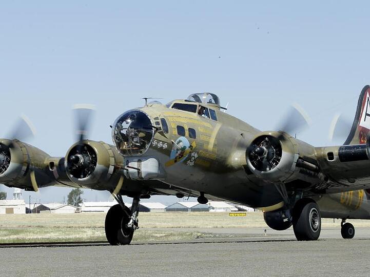 An Bord der als "Fliegenden Festung" bekannten historischen Maschine befanden sich zehn Passagiere und drei Besatzungsmitglieder.