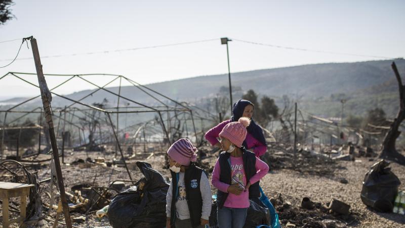 Eine Familie steht im ausgebrannten Flüchtlingslager Moria.