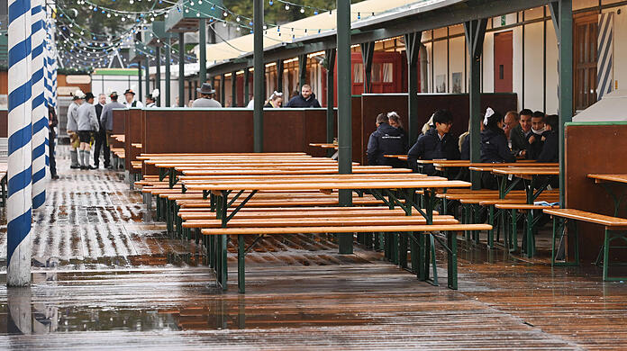 Das schlechte Wetter sorgt auch dafür, dass die Biergärten der Zelte leer sind – und wohl auch bleiben.