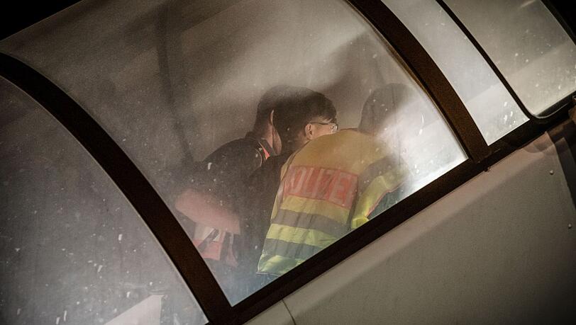 Erst kurz vor dem Abschiebeflug wurde der kongolesische Pflege-Azubi Daniel M. aus der Abschiebehaft geholt. (Symbolbild) Erst kurz vor dem Abschiebeflug wurde der kongolesische Pflege-Azubi Daniel M. aus der Abschiebehaft geholt. (Symbolbild)