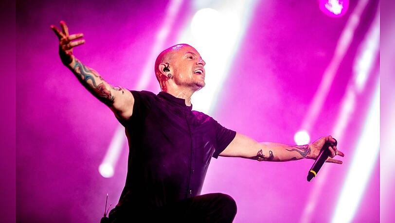 Chester Bennington bei einem Auftritt von Linkin Park im Jahr 2017. Chester Bennington bei einem Auftritt von Linkin Park im Jahr 2017.