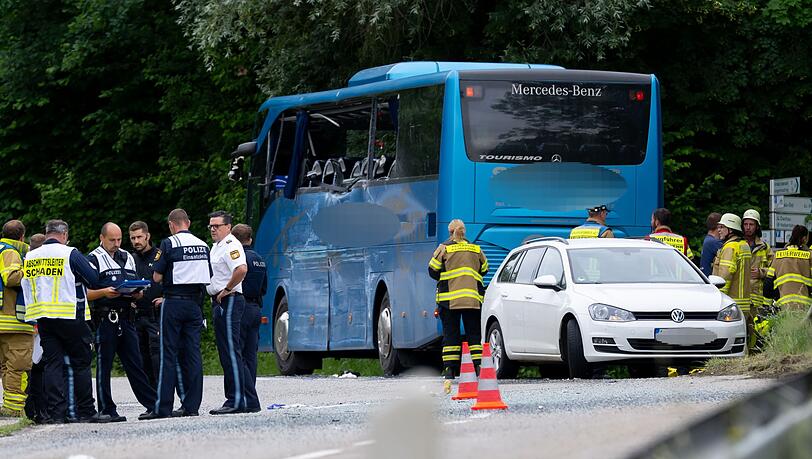 Ein schwerer Busunfall wirft neue Fragen der Verkehrssicherheit auf. Ein schwerer Busunfall wirft neue Fragen der Verkehrssicherheit auf.