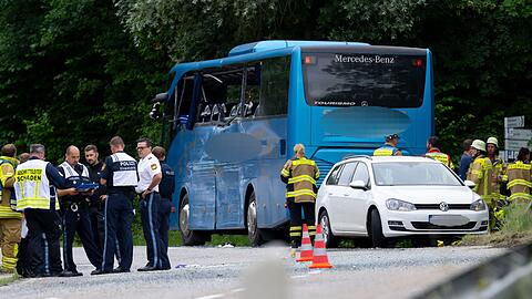 Ein schwerer Busunfall wirft neue Fragen der Verkehrssicherheit auf.