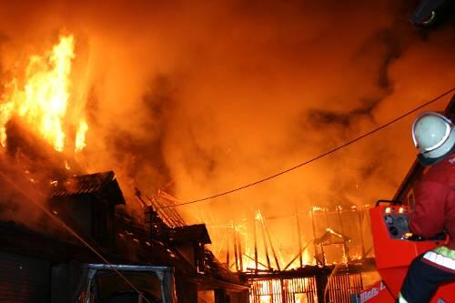 Meterhoch schlagen die Flammen aus dem Gebäude.