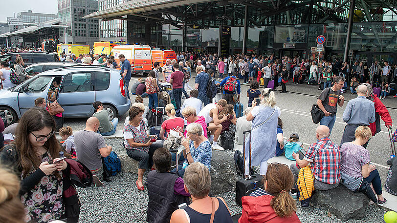 Ausnahmezustand am Flughafen: Genervte Reisende, dunkle Gänge, überfordertes Personal - die Bilder aus Hamburg.