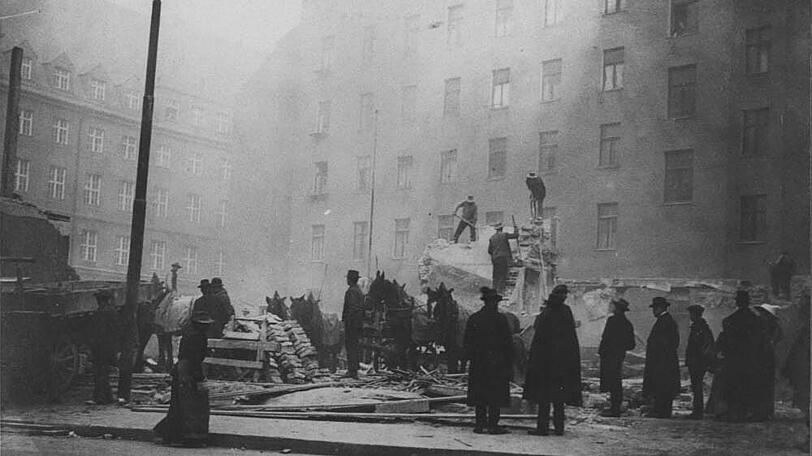1911 am Frauenplatz am Dom: Hier wird gerade das Weinhaus Kurtz abgerissen, um Platz für Neues zu schaffen. Kommt einem bekannt vor.