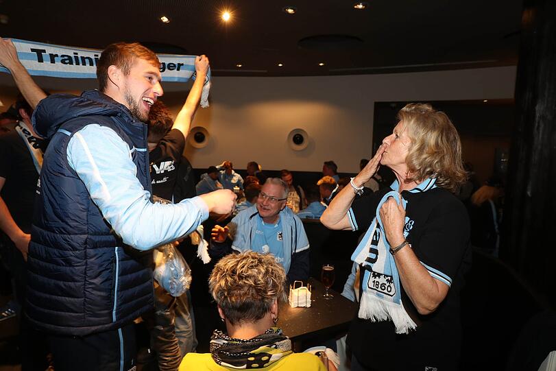 Löwen-Stars zum Anfassen: Die Bilder vom Fanabend in der "Royal-Bar" in La Manga.