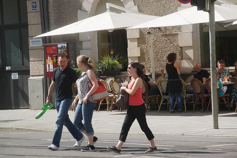 ... oder sie gingen am Samstag noch ein wenig Shoppen, wie hier in der Hohenzollernstraße, andere...