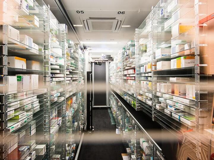 Blick in das vollautomatische Medikamenten-Lager einer Apotheke.