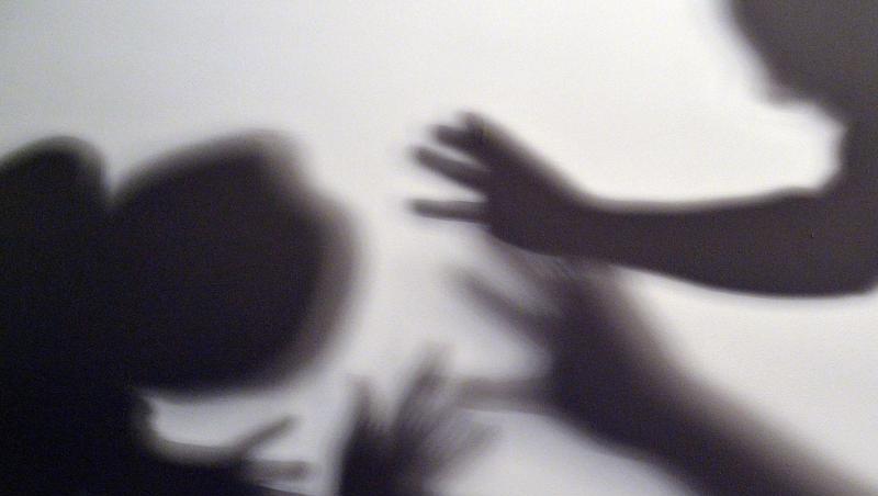 Schatten symbolisieren, wie ein Kind versucht, sich vor der Gewalt eines Erwachsenen zu schützen. Foto: Maurizio Gambarini/dpa/Archivbild Schatten symbolisieren, wie ein Kind versucht, sich vor der Gewalt eines Erwachsenen zu schützen. Foto: Maurizio Gambarini/dpa/Archivbild
