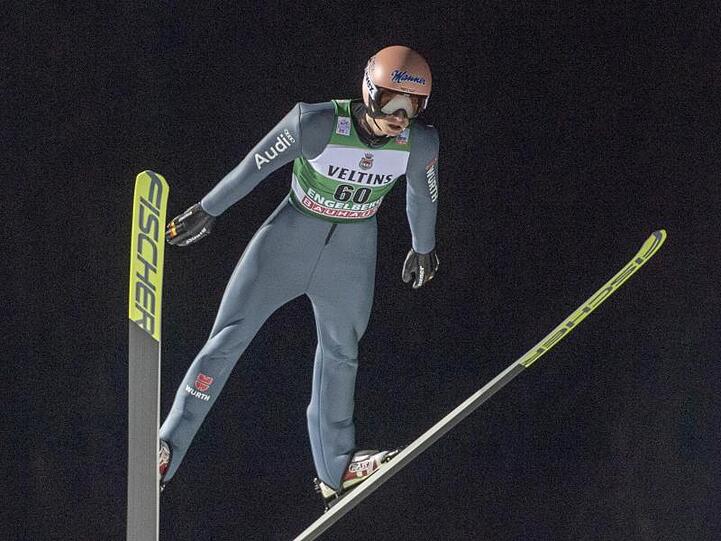 Skispringer Karl Geiger in Aktion.