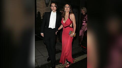 Elizabeth Hurley und ihr Sohn Damian kamen zur Geburtstagsparty von Joan Collins.