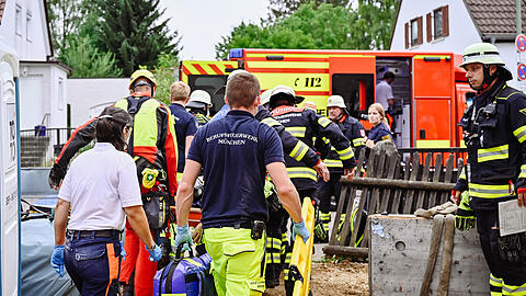Einsatzkräfte der Feuerwehr am Unfallort in Lochhausen.