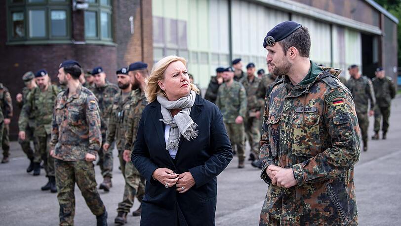 Die Wehrbeauftragte Eva Högl bei einem Truppenbesuch in Schortens im Juni vergangenen Jahres.