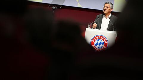 Herbert Hainer, der Präsident des FC Bayern, spricht.