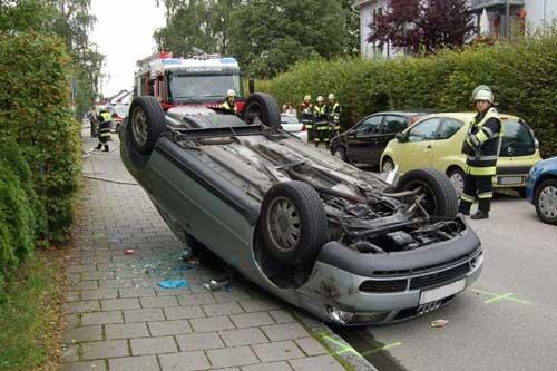 Der Fahrer war so abgelenkt, dass er gegen parkende Autos krachte