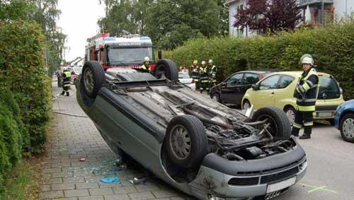 Der Fahrer war so abgelenkt, dass er gegen parkende Autos krachte Der Fahrer war so abgelenkt, dass er gegen parkende Autos krachte