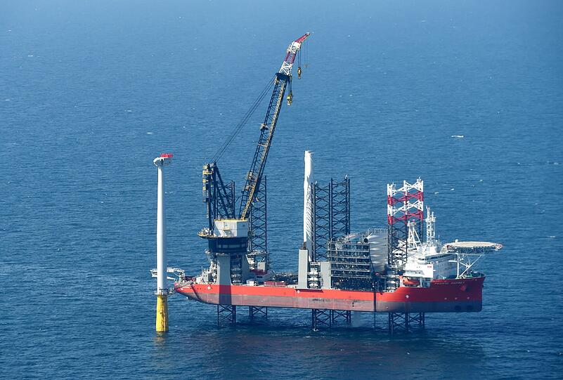Von einem Spezialschiff aus werden auf der Nordsee Windkraftanlagen montiert.