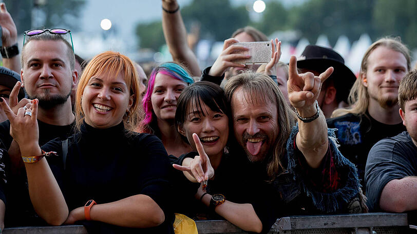 Das Wacken-Festival ist eröffnet. Die Bilder von Bier, Matsch und Fans.