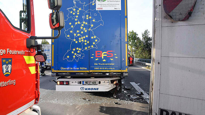 Der Lkw-Unfall legte die A8 mitten im Berufsverkehr lahm. Die Bilder.
