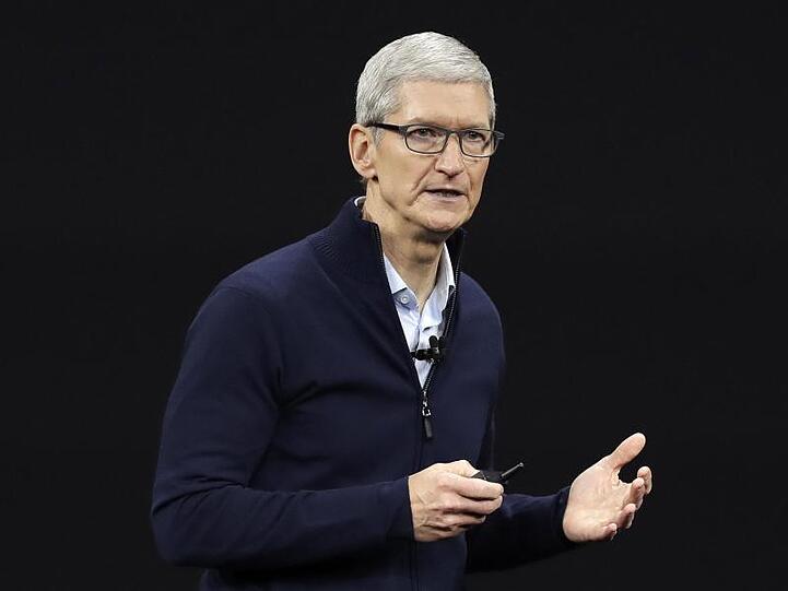 Apple-Chef Tim Cook im Steve Jobs Theater auf dem neuen Apple Campus in Cupertino.