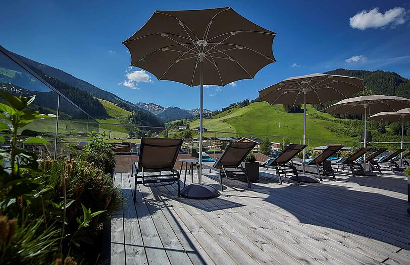 Mitten in der Salzburger Bergwelt, im Herzen von Saalbach Hinterglemm, und direkt im Wander- und Skigebiet finden Sie das Hotel Hasenauer. Ein Ort für Sportler, Familien, Genießer und Naturbegeisterte.