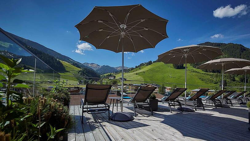 Mitten in der Salzburger Bergwelt, im Herzen von Saalbach Hinterglemm, und direkt im Wander- und Skigebiet finden Sie das Hotel Hasenauer. Ein Ort für Sportler, Familien, Genießer und Naturbegeisterte. Mitten in der Salzburger Bergwelt, im Herzen von Saalbach Hinterglemm, und direkt im Wander- und Skigebiet finden Sie das Hotel Hasenauer. Ein Ort für Sportler, Familien, Genießer und Naturbegeisterte.