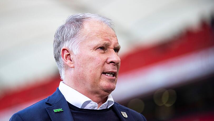 Manager Stefan Reuter vom FC Augsburg steht vor einem Spiel im Stadion.