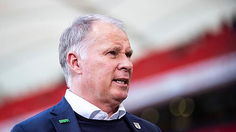 Manager Stefan Reuter vom FC Augsburg steht vor einem Spiel im Stadion.