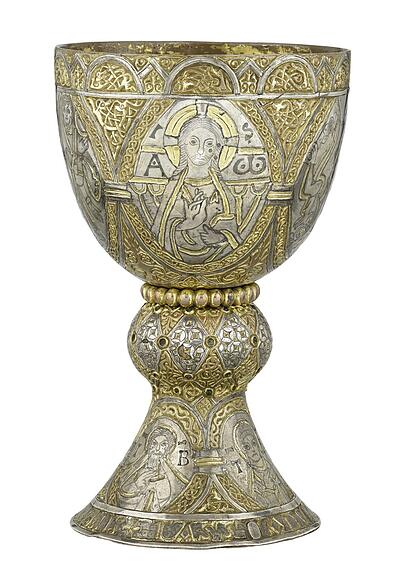 Der legendäre Tassilokelch wird erst kurz vor Ausstellungsbeginn am 7. Mai in Freising eintreffen und dann mit Panzerglas gesichert. Das liturgische Gefäß darf nur alle 100 Jahre ausgeliehen werden, und es war 2014 bereits in Aachen in der Schau über Karl den Großen. Schon damals dürfte Tassilo im Grab rotiert haben. Der Konvent in Kremsmünster hatte jedenfalls ein Einsehen.