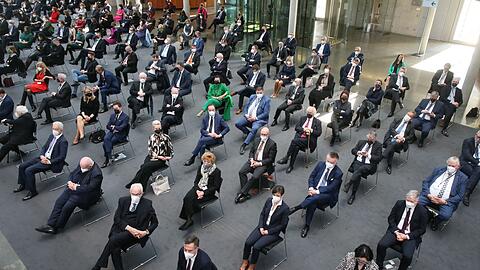 Im Jahr 2022 w&auml;hlt die Bundesversammlung unter Corona-Bedingungen Bundespr&auml;sident Frank-Walter Steinmeier f&uuml;r eine zweite Amtszeit