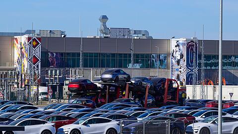 Der US-Elektroautobauer Tesla will die Zahl der Besch&auml;ftigten in seinem Werk in Gr&uuml;nheide erh&ouml;hen.(Archivbild)
