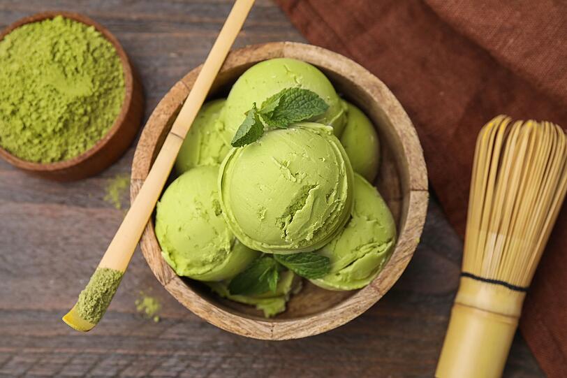F&uuml;r drei bis vier Portionen Matcha-Eis werden zuerst 250 Milliliter Sahne steif geschlagen. Danach zwei Teel&ouml;ffel Matcha-Pulver in 200 Milliliter ges&uuml;&szlig;ter Kondensmilch verr&uuml;hren und die Mischung vorsichtig unter die Sahne heben. Anschlie&szlig;end alles in eine gefriergeeignete Form f&uuml;llen und f&uuml;r mindestens vier bis sechs Stunden ins Gefrierfach stellen.