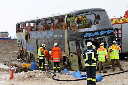 Rettungskräfte an der Unfallstelle