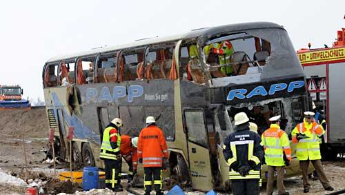 Rettungskräfte an der Unfallstelle Rettungskräfte an der Unfallstelle
