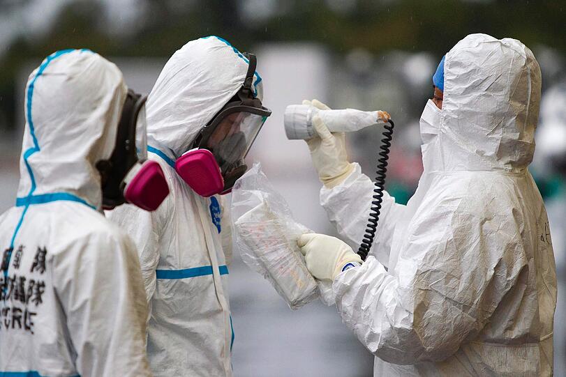 Seit der Katastrophe im Atomkraftwerk Fukushima ist sehr viel verstrahltes Wasser ins Meer geflossen. Foto: Japan Defense Ministry/Archiv