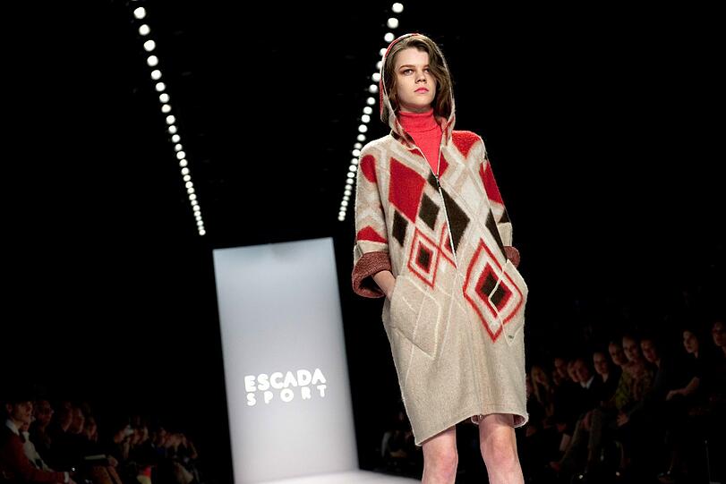 Anna Loos, Mirja DuMont, Judith Rakers, Alexandra Neldel, Franziska Knuppe und Co. - zum Auftakt der Mercedes Benz-Fashion Week lockte die Modenschau des Labels Escada Sport zahlreiche Promis ins Fashion-Zelt am Brandenburger Tor. Hier sehen Sie die besten Bilder aus Berlin.