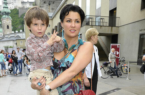 Schönes Doppel: Opern-Diva Anna Netrebko trägt ihren Sohn Tiago Arua auf dem Arm durch Salzburg.