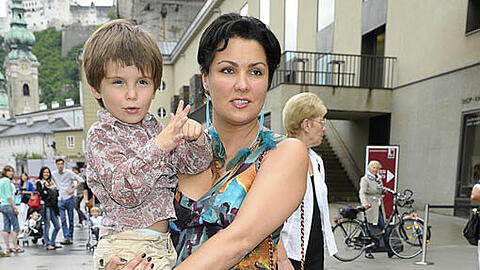 Schönes Doppel: Opern-Diva Anna Netrebko trägt ihren Sohn Tiago Arua auf dem Arm durch Salzburg.