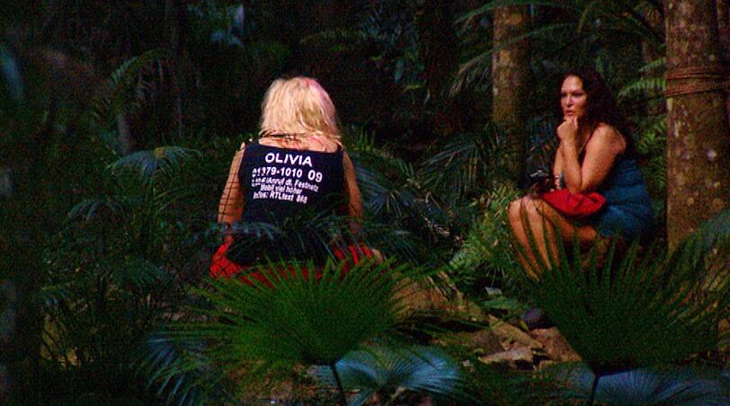 Olivia Jones und Allegra Curtis führen ein ernstes Gespräch.