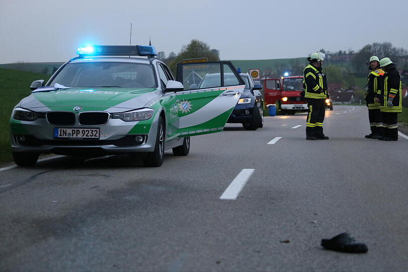 Tragisches Ende einer Partynacht: Ein Mann schlief auf der Straße ein und wurde überfahren. Bilder vom Unfallort.