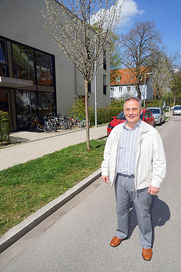 Hölzle heute an derselben Stelle &ndash; das spitzdachige Haus im Hintergrund ist als einziges geblieben.