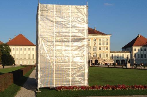 Verhüllt: Die Skulpturen im Großen Parterre des Nymphenburger Schlossparks.