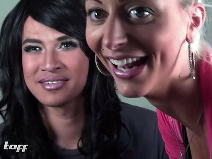 Internet-Star Barbierella (r.) schminkt ihren Freund