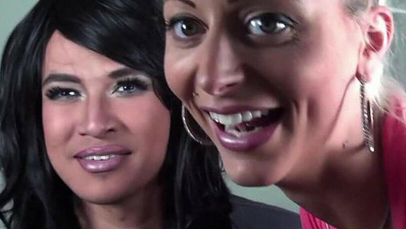 Internet-Star Barbierella (r.) schminkt ihren Freund Internet-Star Barbierella (r.) schminkt ihren Freund