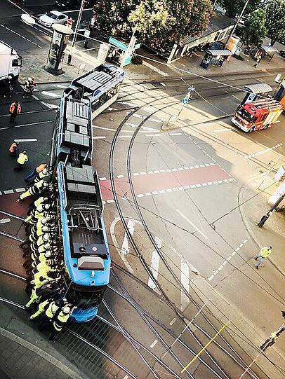Die Einsatzkräfte mussten die Tram zurück in die Fahrspur schieben.
